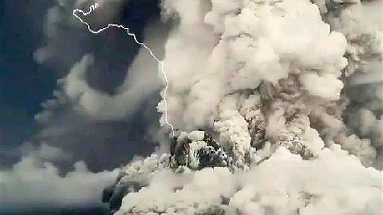 HUNGA TONGA VOLCANO - SECOND ERUPTION, TSUNAMI and IDIOTS ON THE BEACH
