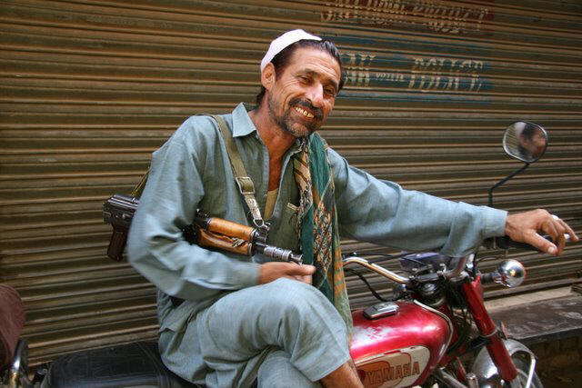 Img 9406 pakistan peshawar motorbike ak47 guy